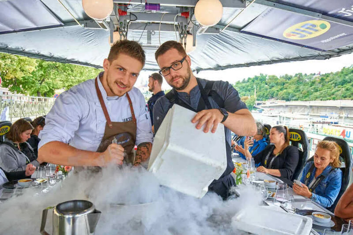Luxusní obědové menu v oblacích nad Prahou - foto 07