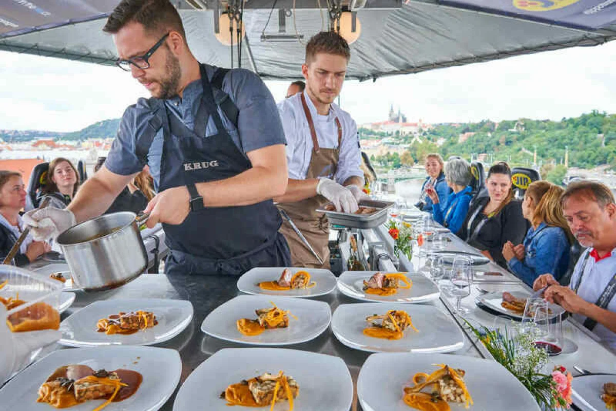 Luxusní obědové menu v oblacích nad Prahou - foto 10