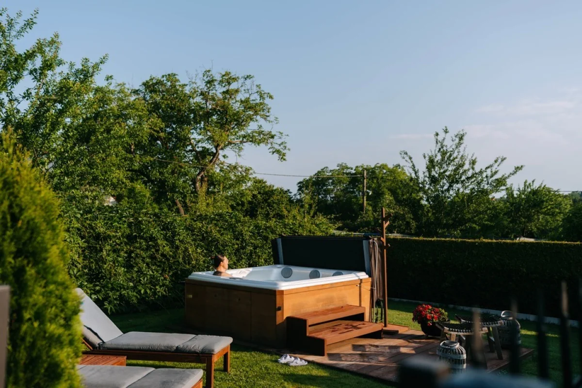 Luxusní relaxační pobyt na jižní Moravě s vířivkou + 4chodové menu - foto 03