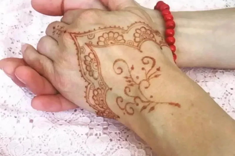 Malování na kůži přírodními barvami: henna nebo jagua - foto 03