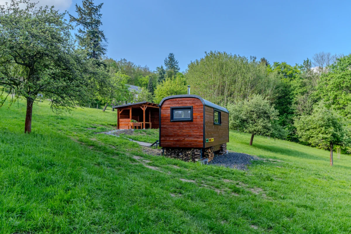 Medový glamping v moderní vybavené maringotce se včelím úlem a panoramatickou finskou saunou na úpatí Krušných hor - foto 02