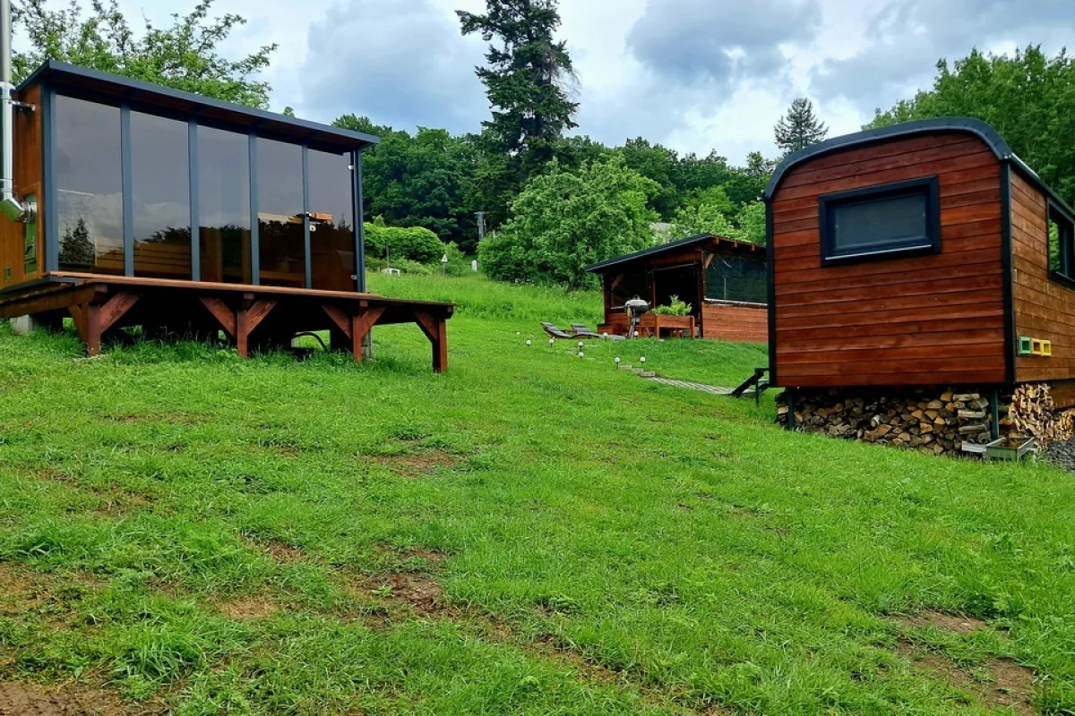 Medový glamping v moderní vybavené maringotce se včelím úlem a panoramatickou finskou saunou na úpatí Krušných hor - foto 03