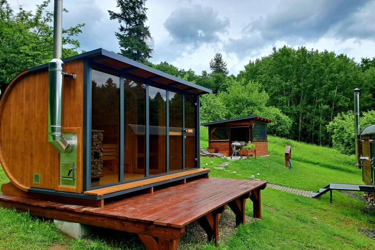 Medový glamping v moderní vybavené maringotce se včelím úlem a panoramatickou finskou saunou na úpatí Krušných hor - foto 04