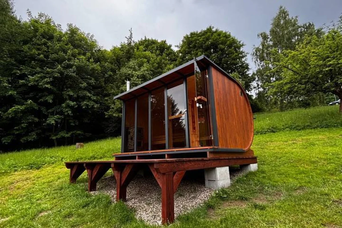 Medový glamping v moderní vybavené maringotce se včelím úlem a panoramatickou finskou saunou na úpatí Krušných hor - foto 05