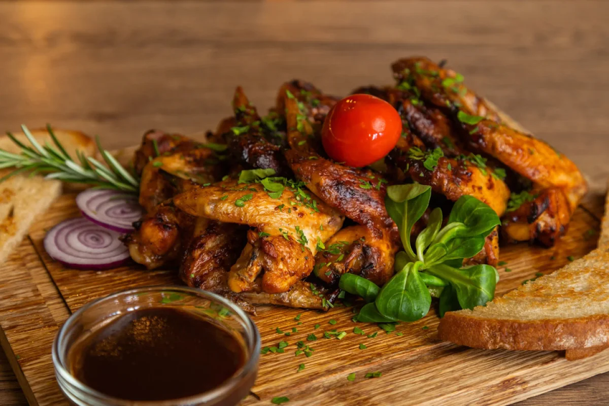 Metr piv z místního pivovaru a kilo dokonale propečených křídel v ostravské restauraci Heřmanická beseda pro dva - foto 04