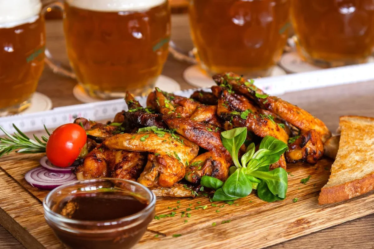 Metr piv z místního pivovaru a kilo dokonale propečených křídel v ostravské restauraci Heřmanická beseda pro dva - foto 05