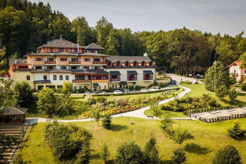 Neomezený wellness pobyt s polopenzí a relaxačními procedurami v krásném hotelu Studánka**** pro 2 osoby - foto 02