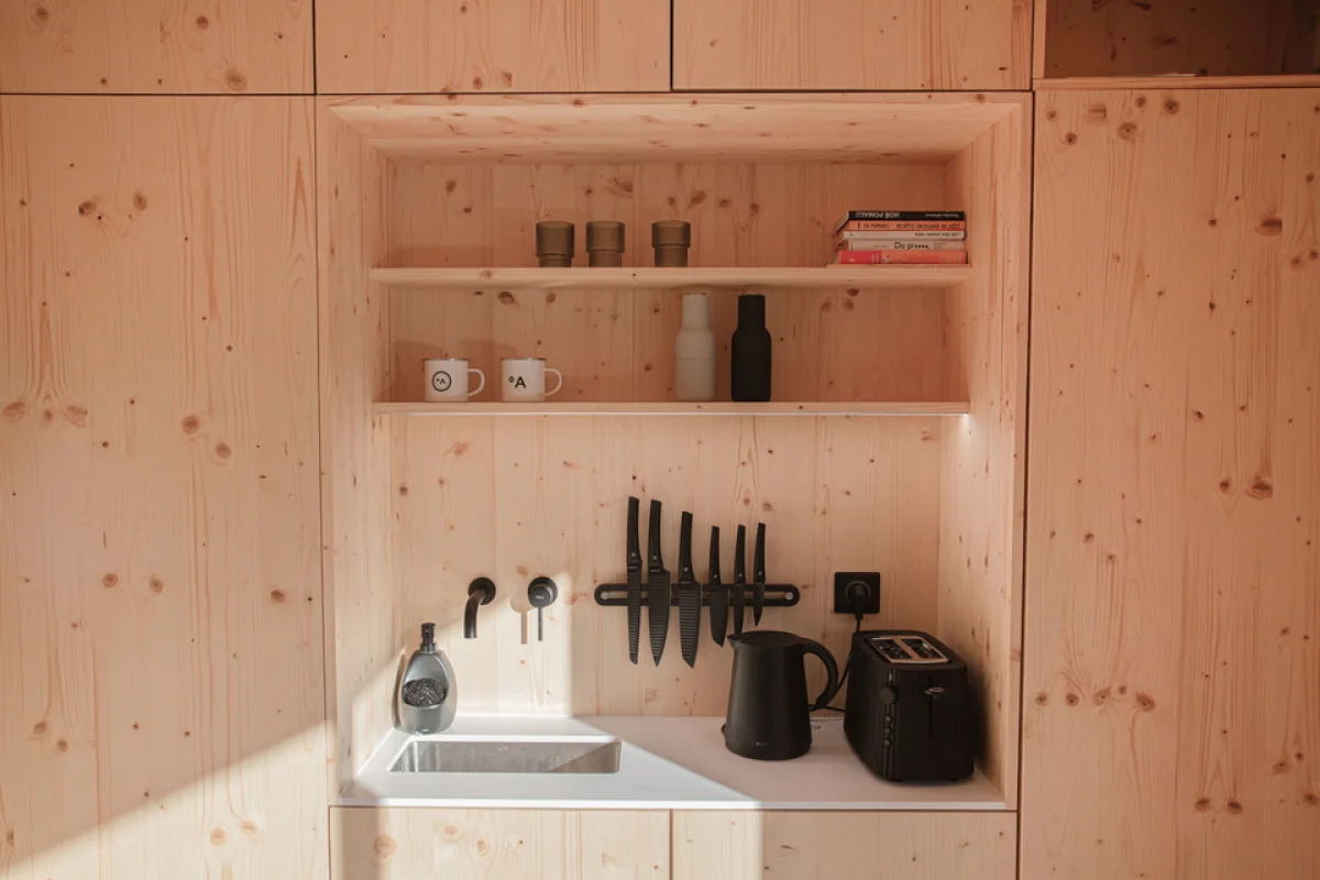Netradiční pobyt v tiny house s privátní saunou uprostřed přírody pro dva - foto 05