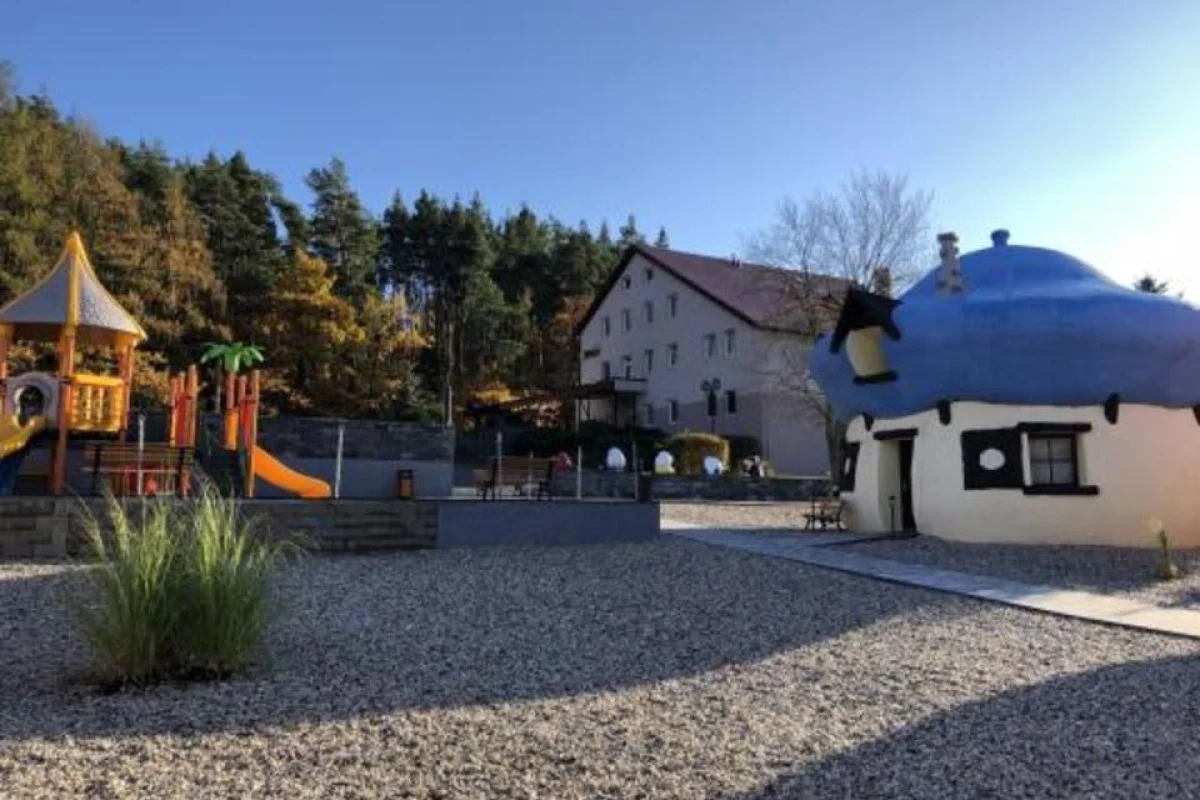 Netradiční rodinný pobyt s polopenzí v kouzelné Houbičkové vile Hotelového resortu JESENICE na 1 noc - foto 04