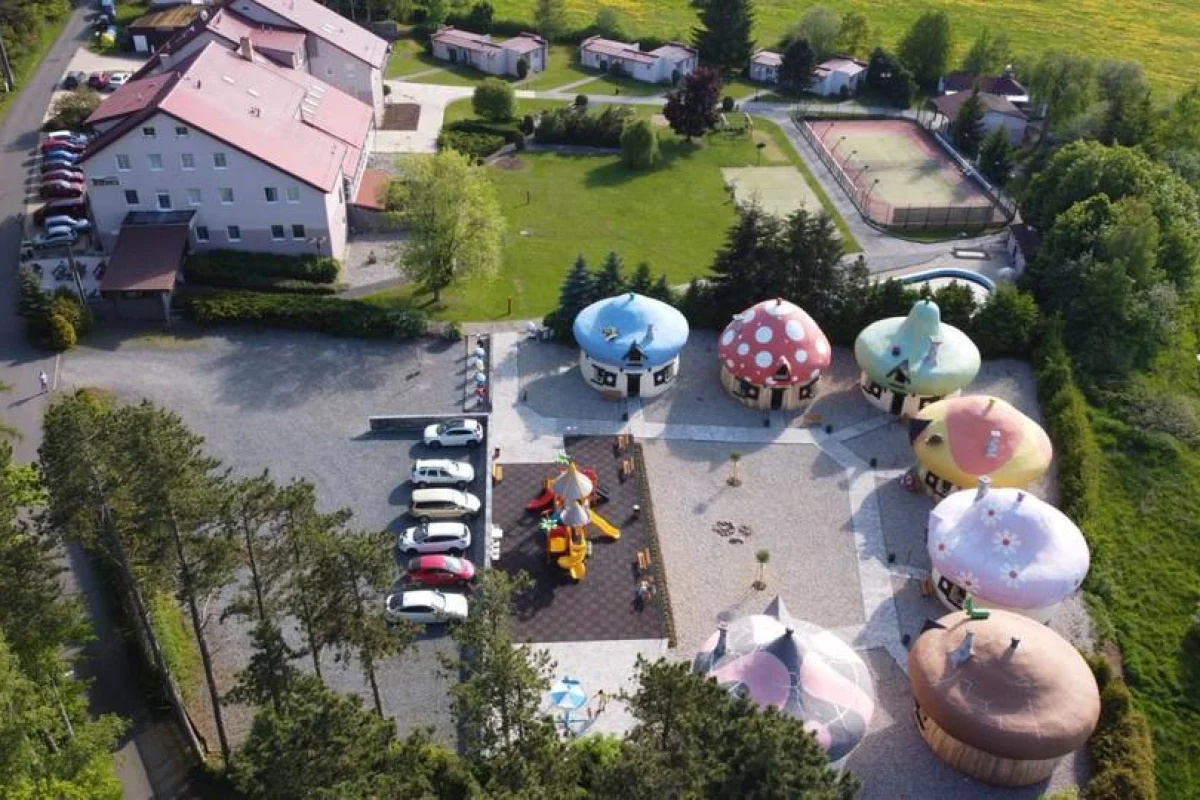 Netradiční rodinný pobyt s polopenzí v kouzelné Houbičkové vile Hotelového resortu JESENICE na 1 noc - foto 05