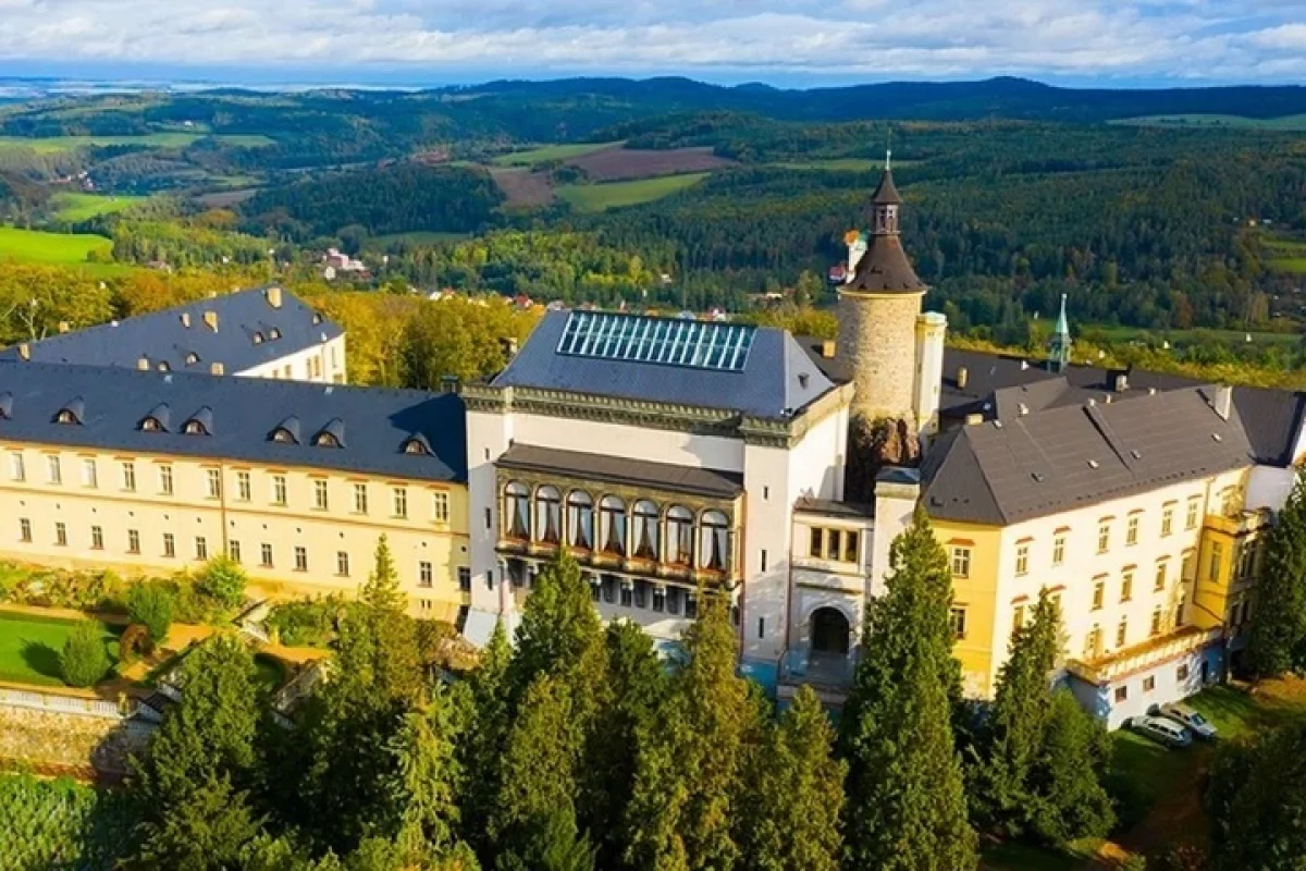 Noc na překrásném zámku Zbiroh s komentovanou prohlídkou, snídaní a wellness zónou pro dva - foto 02