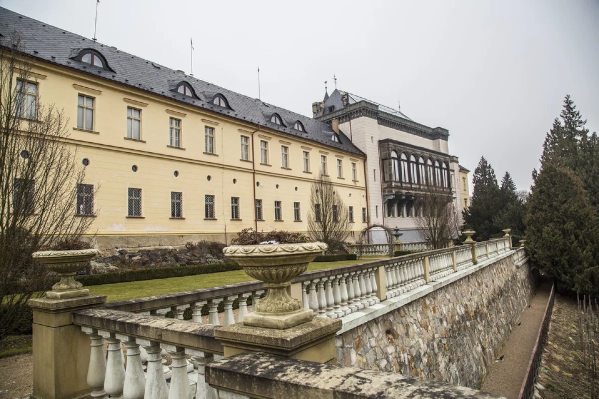 Noc na překrásném zámku Zbiroh s komentovanou prohlídkou, snídaní a wellness zónou pro dva - foto 04