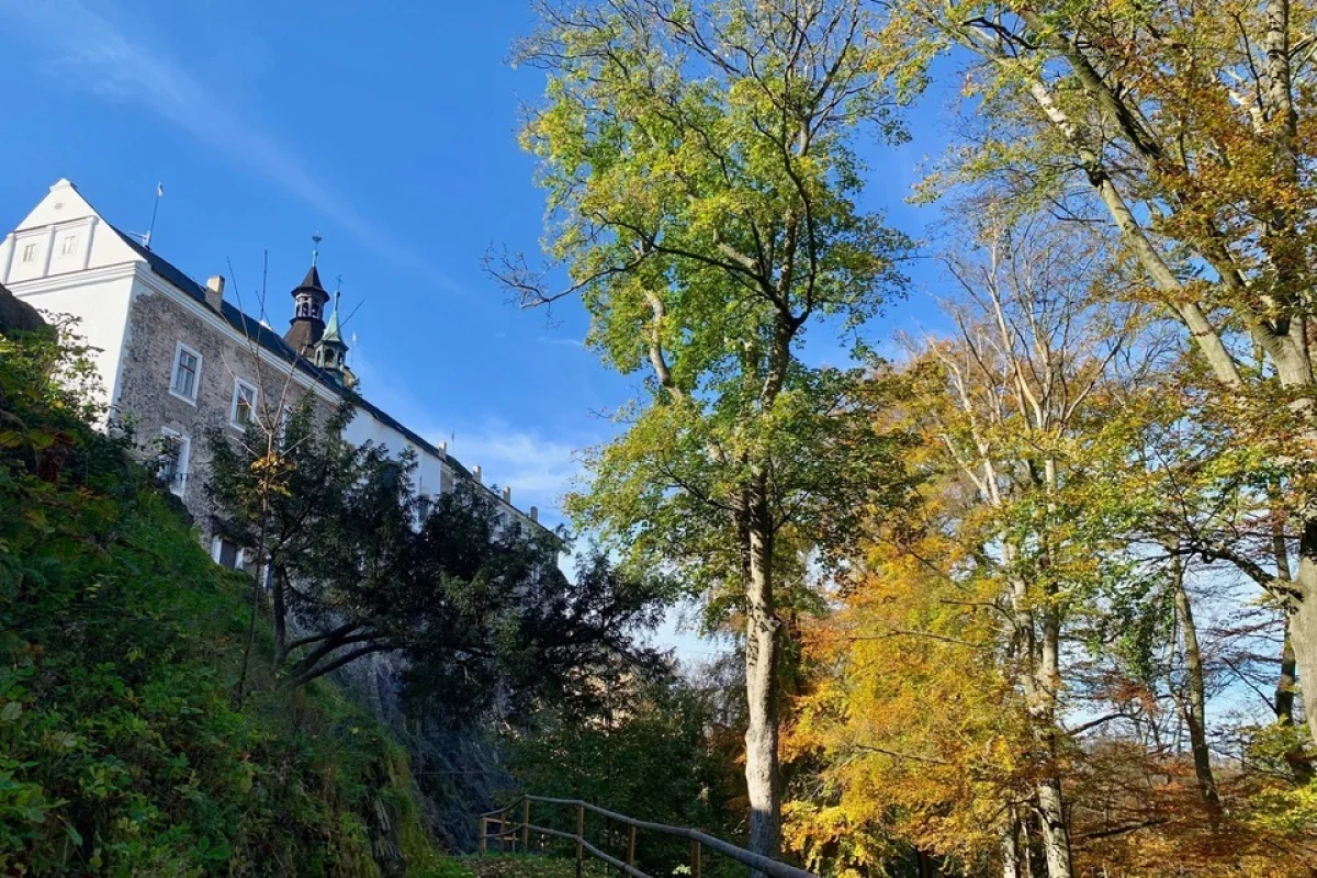 Noc na překrásném zámku Zbiroh s komentovanou prohlídkou, snídaní a wellness zónou pro dva - foto 05