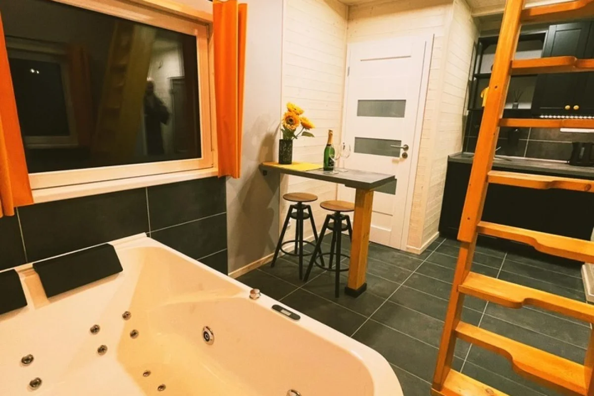 Noc v privátním wellness domku s vířivkou a finskou saunou pro 2 osoby pod Jizerkami - foto 02