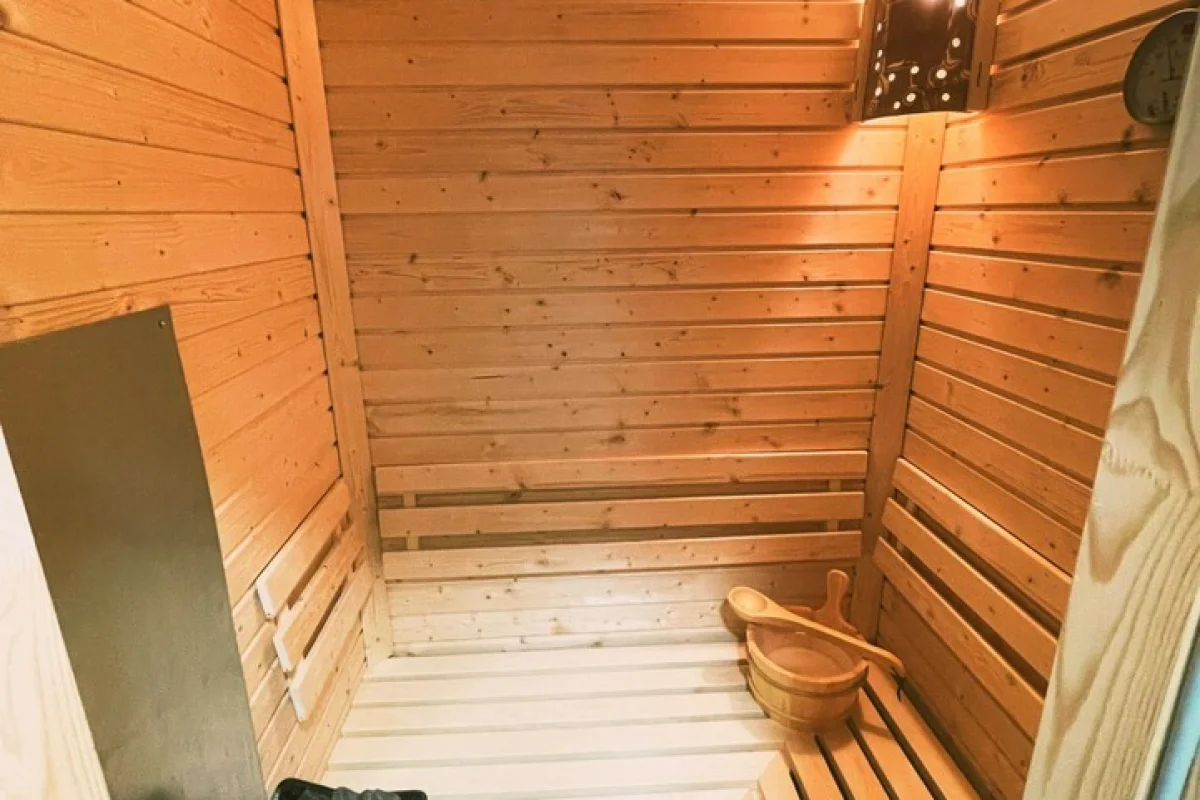 Noc v privátním wellness domku s vířivkou a finskou saunou pro 2 osoby pod Jizerkami - foto 03