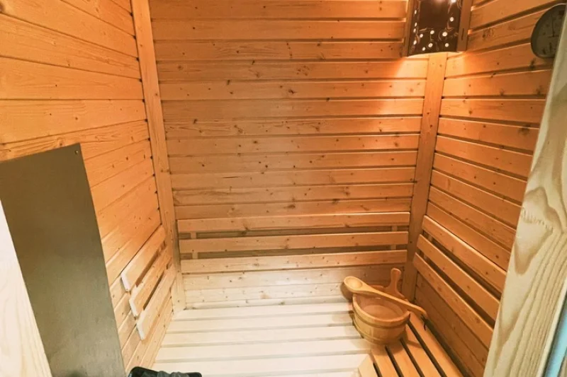 Noc v privátním wellness domku s vířivkou a finskou saunou pro 2 osoby pod Jizerkami - foto 03