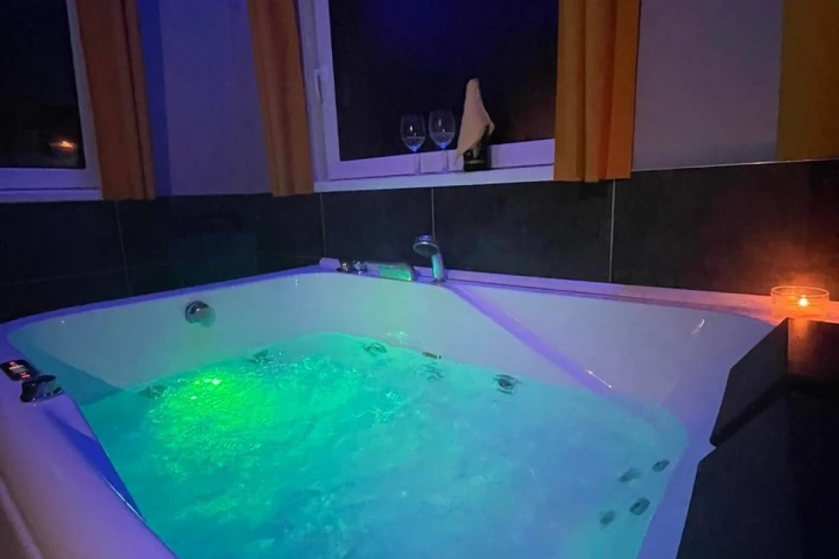 Noc v privátním wellness domku s vířivkou a finskou saunou pro 2 osoby pod Jizerkami - foto 04