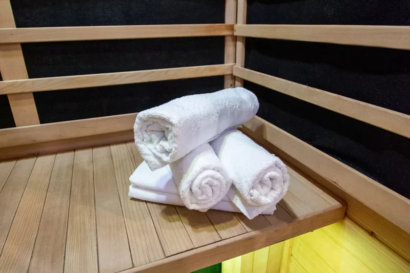 Noc v solné jeskyni + privátní sauna - foto 04