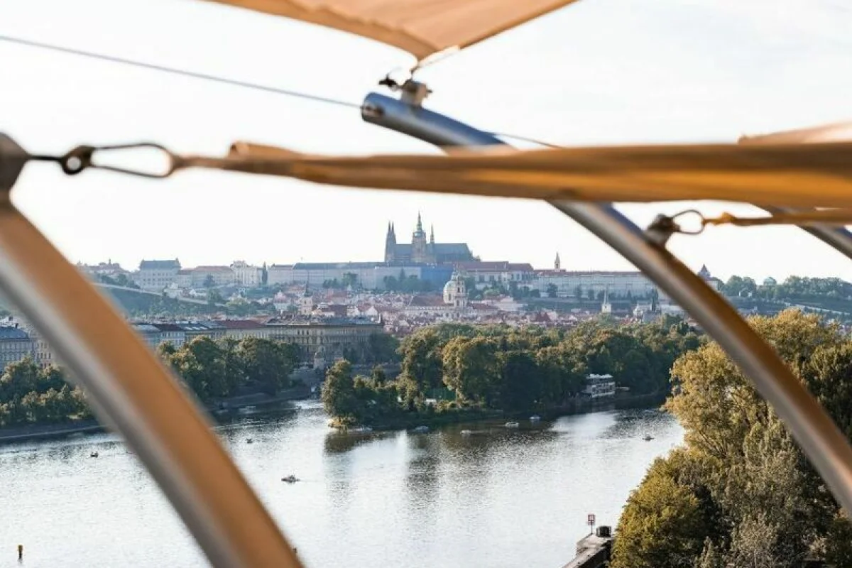 Noc v Tančícím domě s tříchodovou večeří pro 2 - foto 10