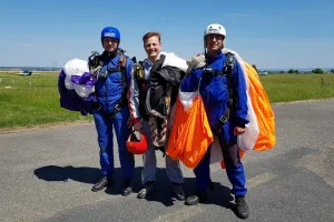 Parašutistický výcvik se seskokem z 1200 metrů a osvědčením v Kolíně - foto 01