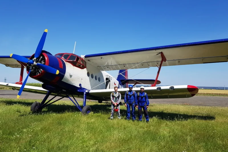 Parašutistický výcvik se seskokem z 1200 metrů a osvědčením v Kolíně - foto 02