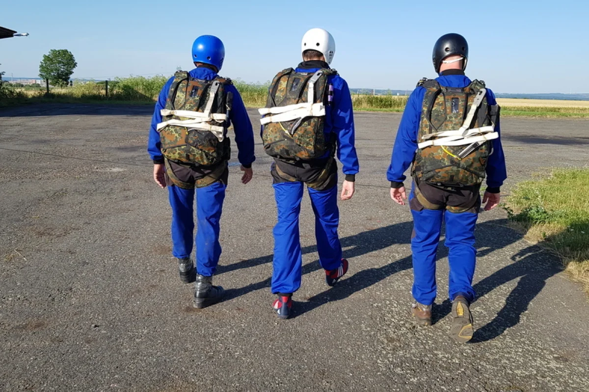 Parašutistický výcvik se seskokem z 1200 metrů a osvědčením v Kolíně - foto 03