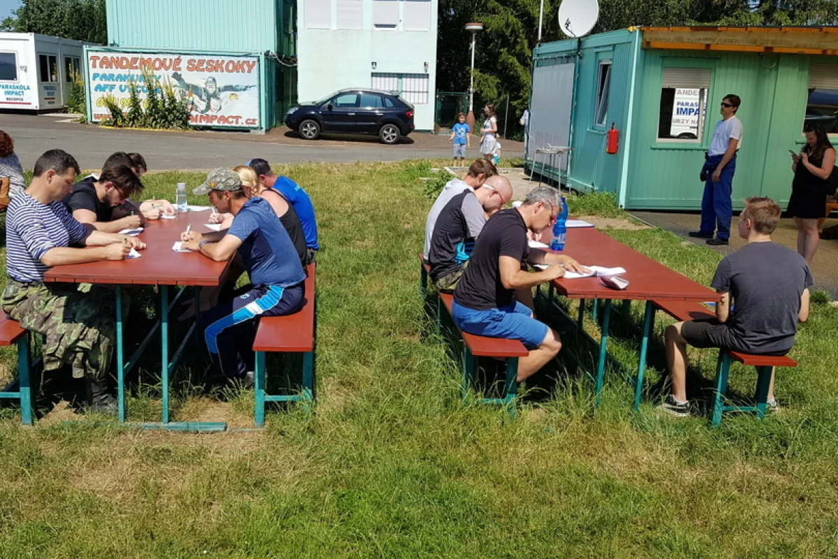 Parašutistický výcvik se seskokem z 1200 metrů a osvědčením v Kolíně - foto 05