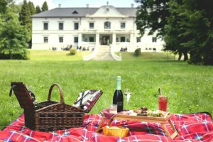 Piknik v parku pro dva na Zámku Wichterle - foto 01