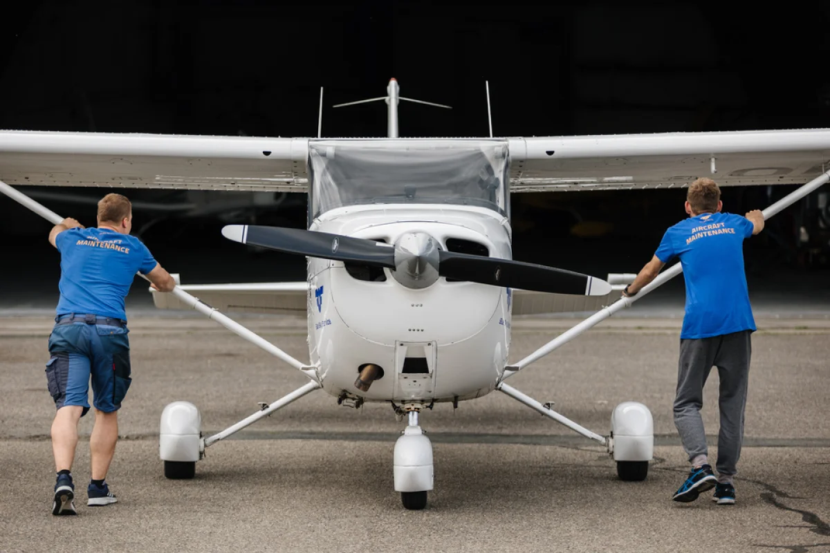 Pilotem letounu Cessna 172 na zkoušku Brno pro 1 osobu + 2 pasažéři zdarma - foto 02