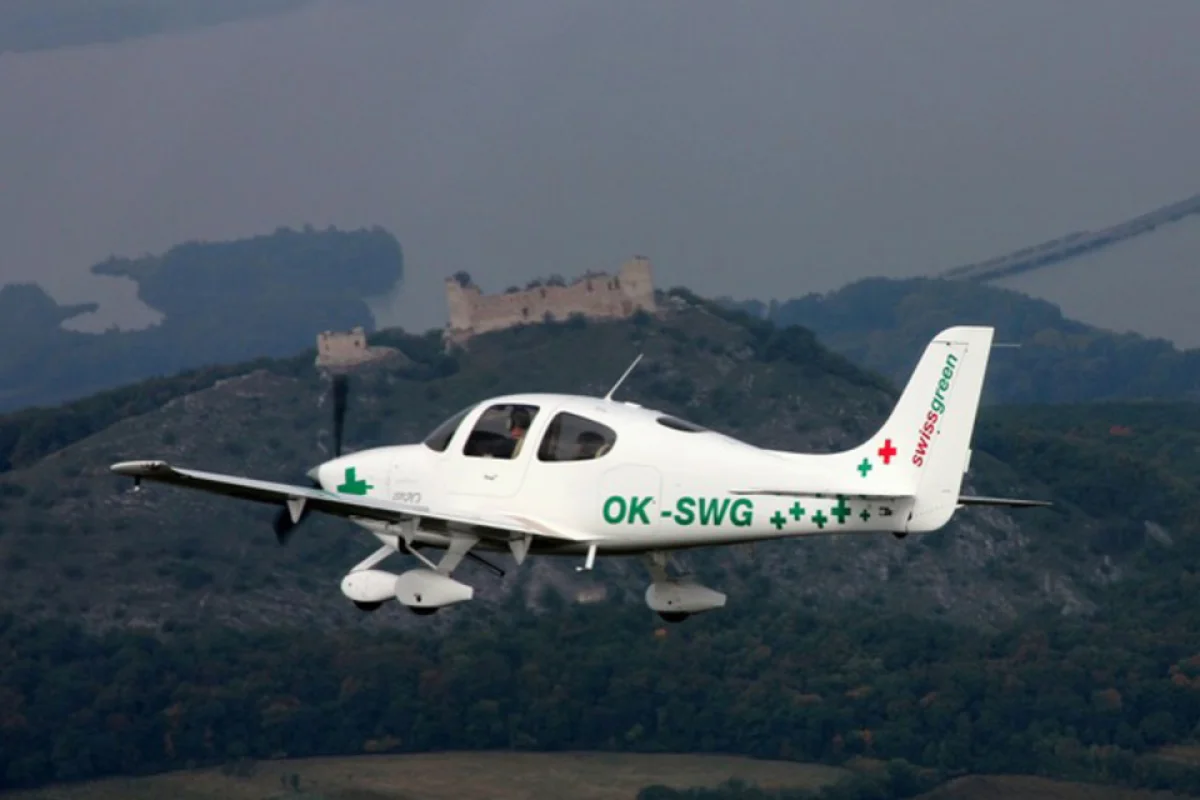 Pilotem na zkoušku moderního letadla Cirrus SR20 - soukromý let pro 3 os. - foto 05