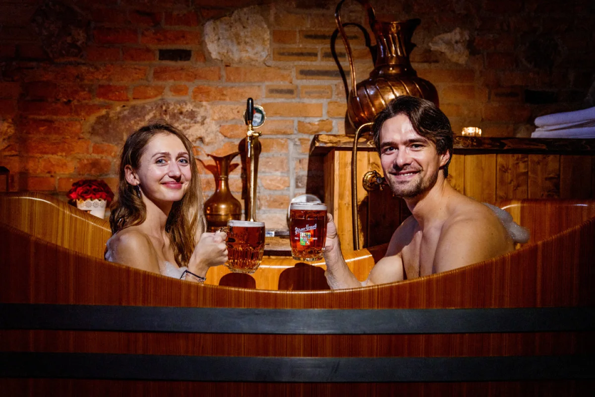 Pivní lázně Brno pro dva – relaxační pivní koupel - foto 03