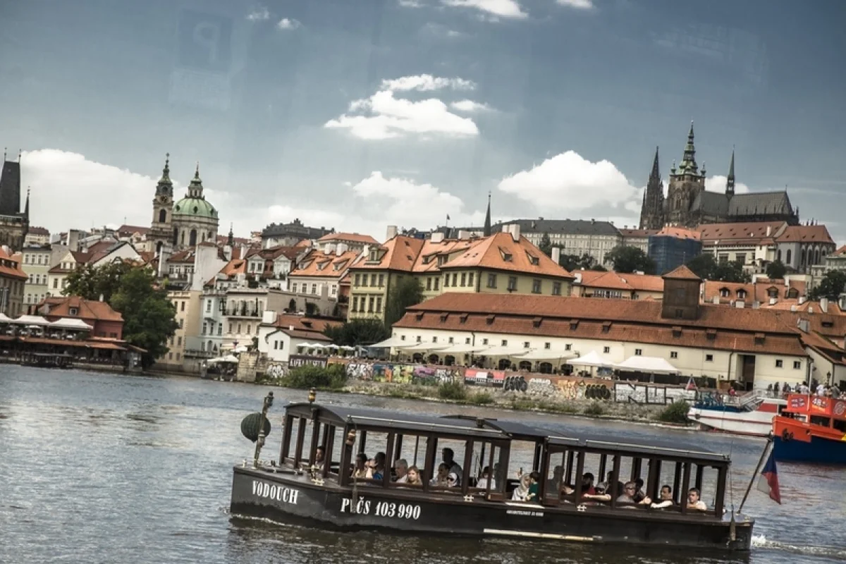 Plavba na lodi pražskými Benátkami - foto 08