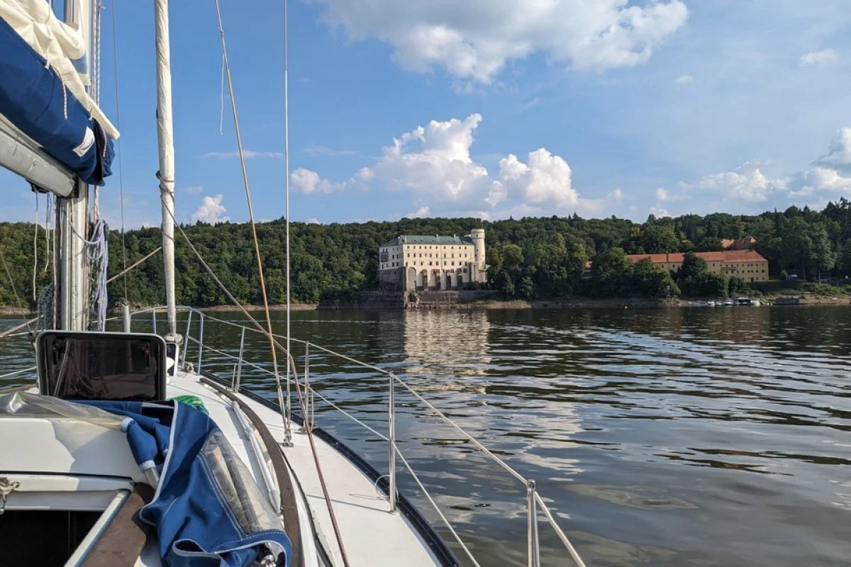 Plavba plná pohody s kapitánem plachetnice na vlnách vodní nádrže Orlík pro až 4 osoby - foto 03