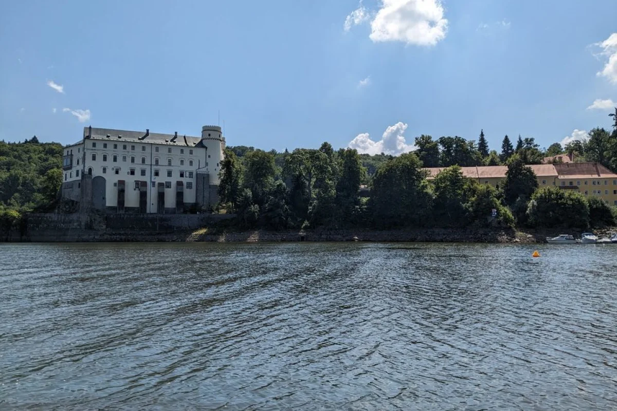 Plavba plná pohody s kapitánem plachetnice na vlnách vodní nádrže Orlík pro až 4 osoby - foto 04