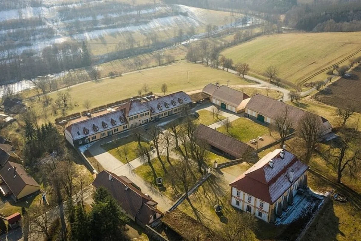 Pobyt na barokním zámku Ostrov u Zruče nad Sázavou - foto 02