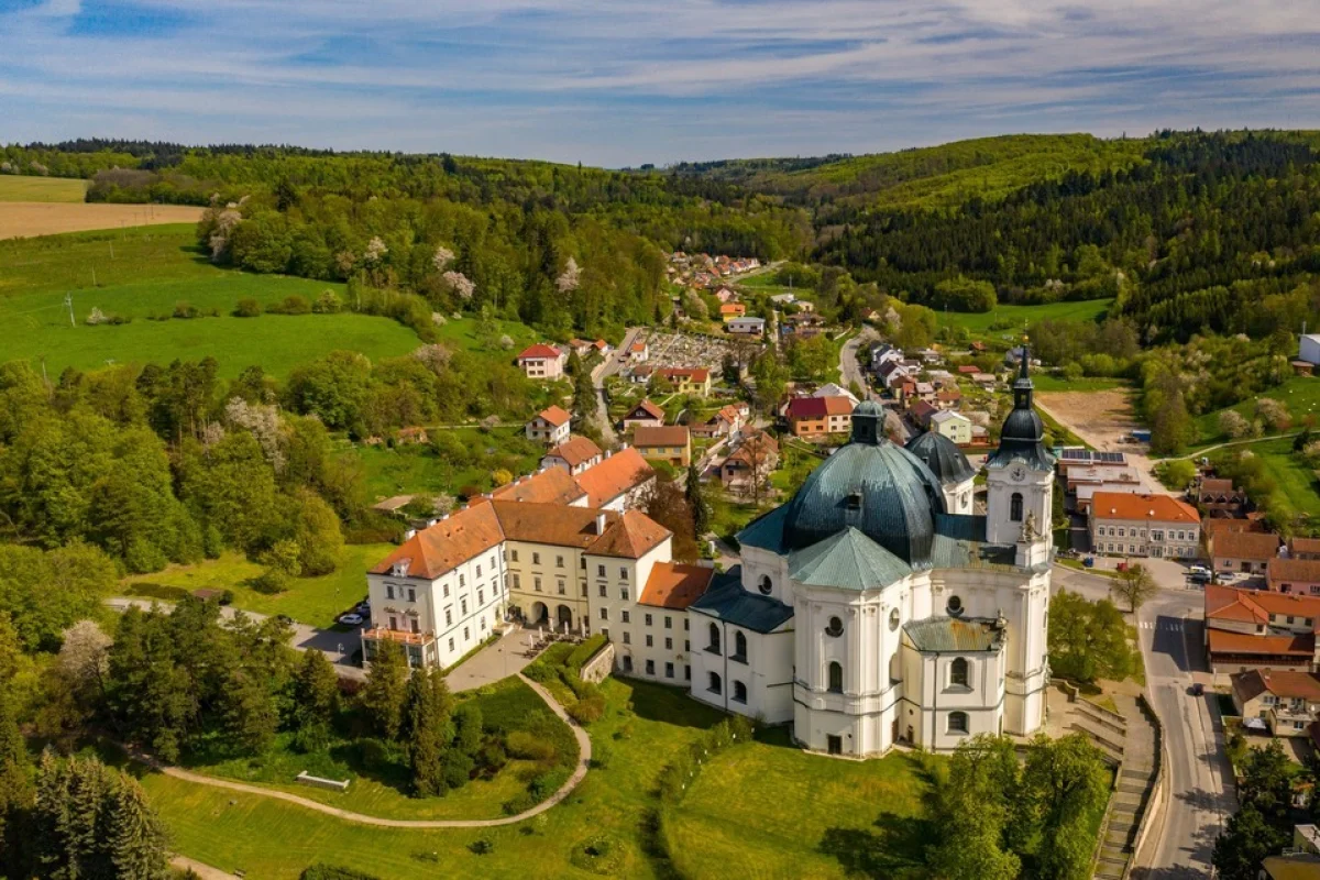 Pobyt na krásném Zámku Křtiny v Moravském krasu s polopenzí a procházkou s lamou alpakou - foto 02