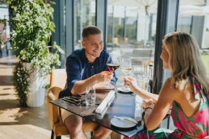Pobyt na letišti s degustační večeří pro dva - foto 01