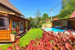 Pobyt na luxusní Chatě pod Pustevnami s bazénem, vířivkou a saunou v malebných Beskydech pro až 10 osob - foto 01