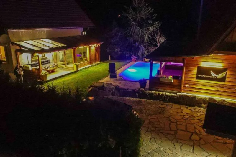 Pobyt na luxusní Chatě pod Pustevnami s bazénem, vířivkou a saunou v malebných Beskydech pro až 10 osob - foto 02