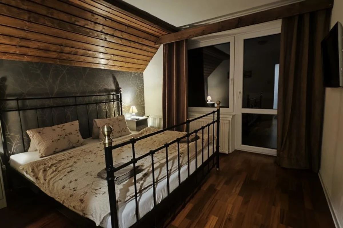 Pobyt na luxusní Chatě pod Pustevnami s bazénem, vířivkou a saunou v malebných Beskydech pro až 10 osob - foto 04