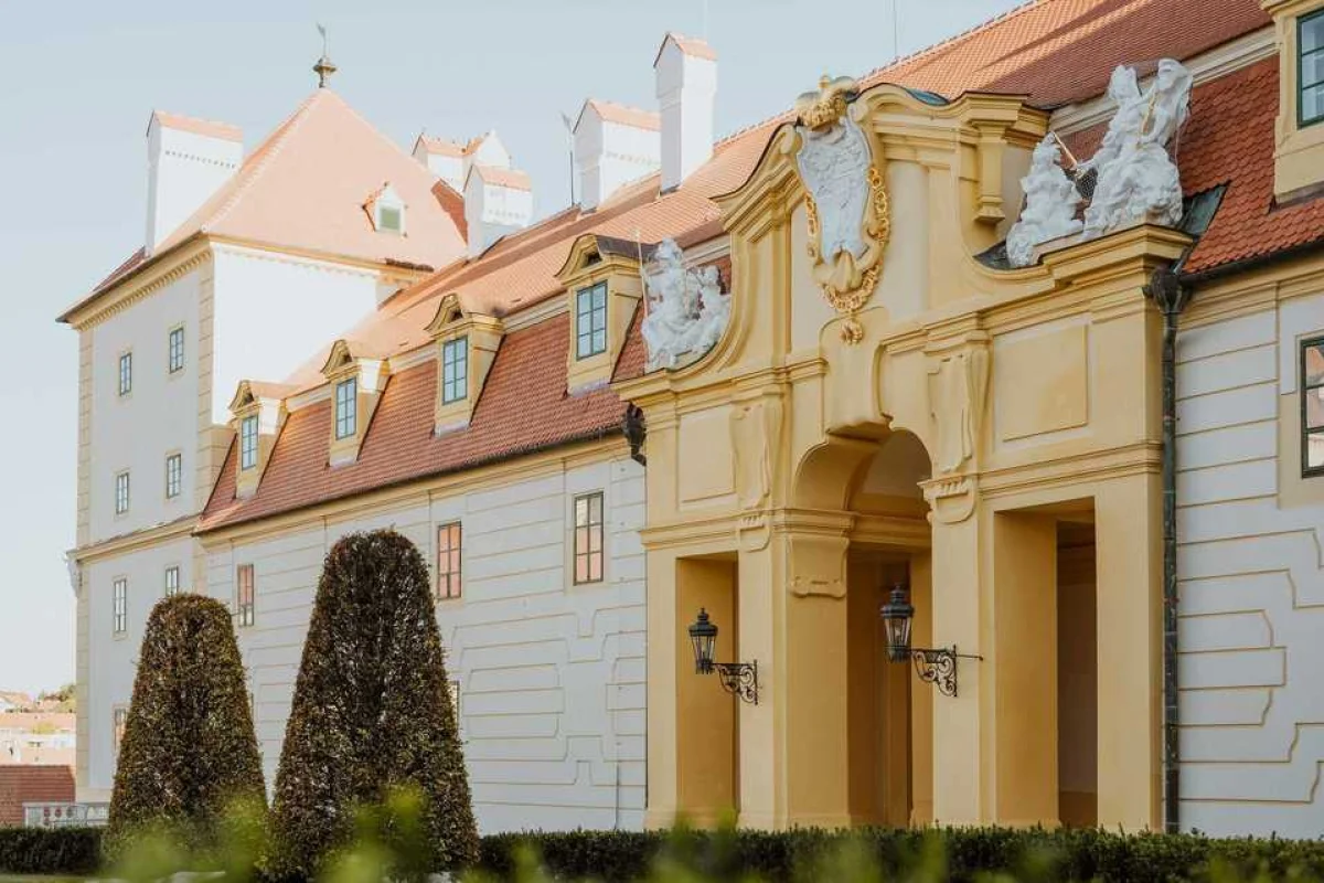 Pobyt na zámku Valtice se snídaní, ochutnávkou vín, prohlídkou zámku a cyklovýletem pro 2 osoby na 2 noci - foto 04