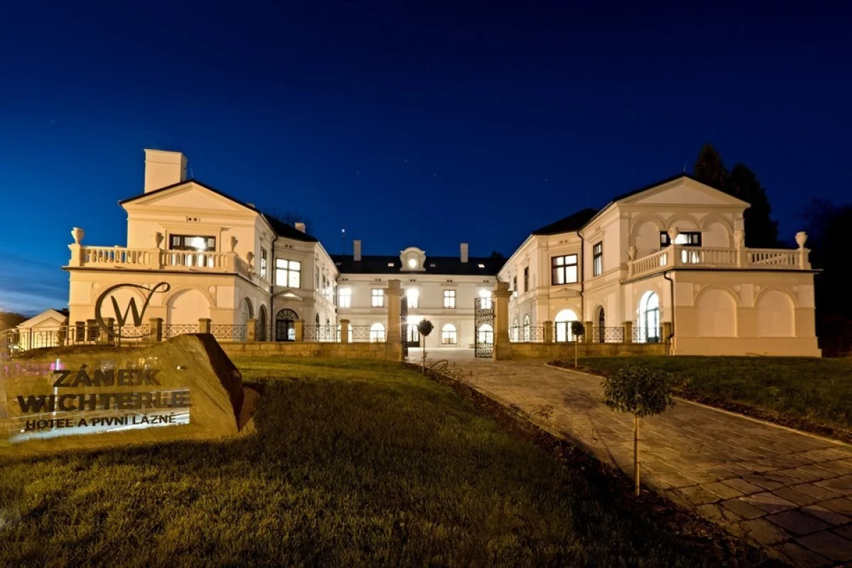 Pobyt pro dámy s polopenzí, vínem a privátní vířivkou na zámku Wichterle pro 2 osoby - foto 02