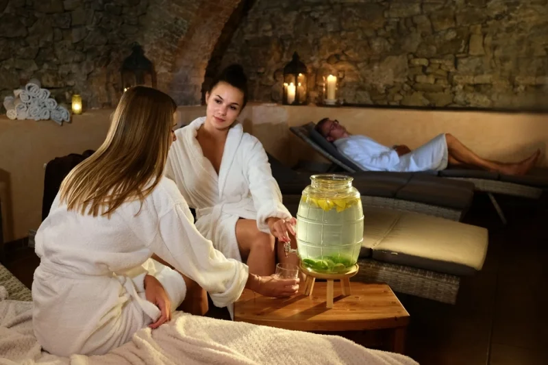 Pobyt pro dámy s polopenzí, vínem a privátní vířivkou na zámku Wichterle pro 2 osoby - foto 03