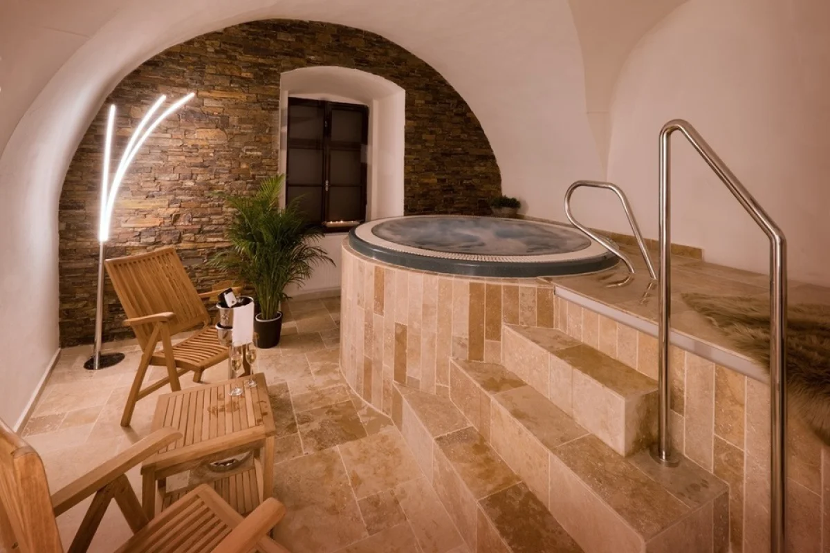 Pobyt pro dámy s polopenzí, vínem a privátní vířivkou na zámku Wichterle pro 2 osoby - foto 05