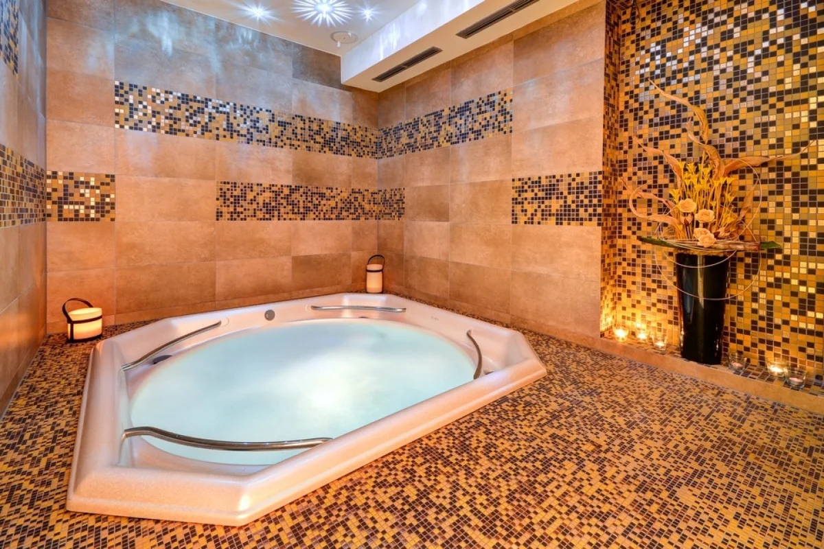 Pobyt pro zamilované v Jeseníkách se snídaní, privátním wellness a romantickou večeří na 2 noci - foto 02