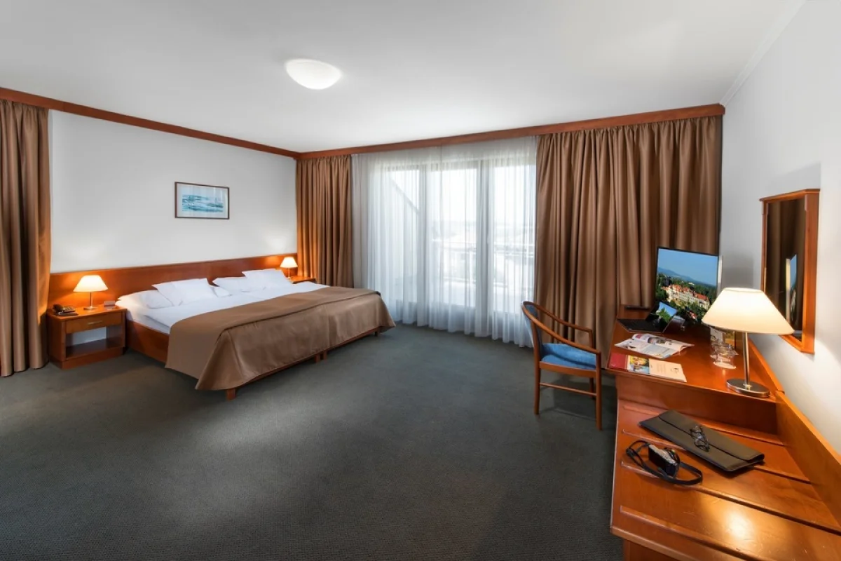 Pobyt s polopenzí a privátním wellness ve stylovém April hotelu Panorama**** pro 2 osoby - foto 05