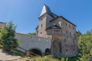 Pobyt s polopenzí na historickém hradu Vildštejn s prohlídkou pro 2 osoby - foto 01