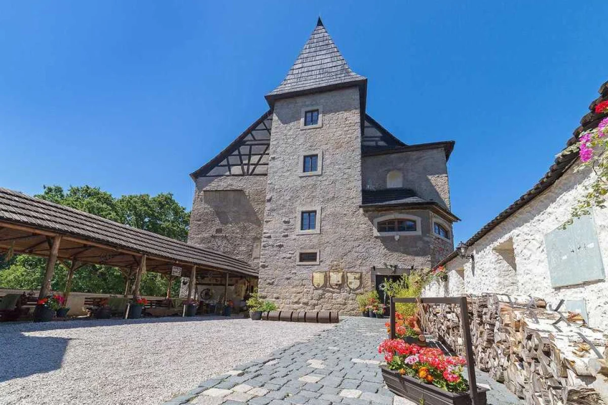 Pobyt s polopenzí na historickém hradu Vildštejn s prohlídkou pro 2 osoby - foto 02