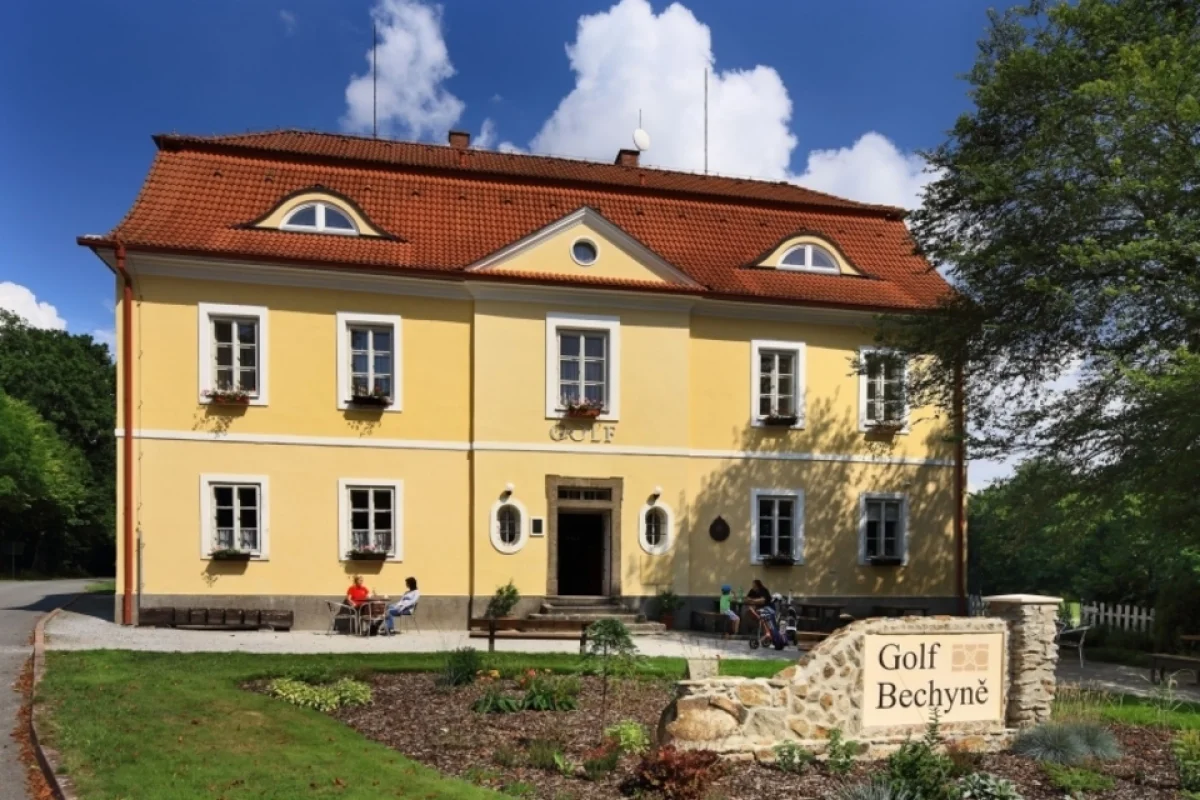Pobyt s výukou golfu v Penzionu Černická obora pro 2 osoby na 2 noci se snídaní - foto 02