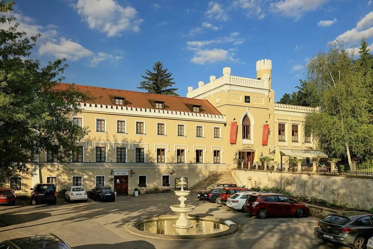Pobyt se snídaní a lahví Champagne na úžasném zámku Chateau St. Havel v Praze pro 2 osoby na 1 noc - foto 02